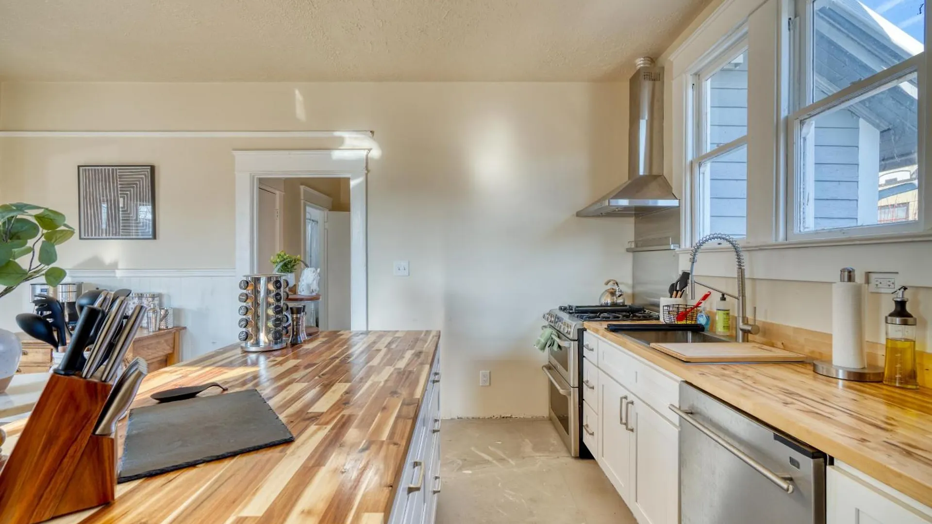 Stay Portland - Laurelhurst Dream On Restaurant Row - 97 Walkscore