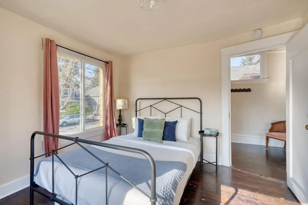Stay Portland - Laurelhurst Dream On Restaurant Row - 97 Walkscore 0*,