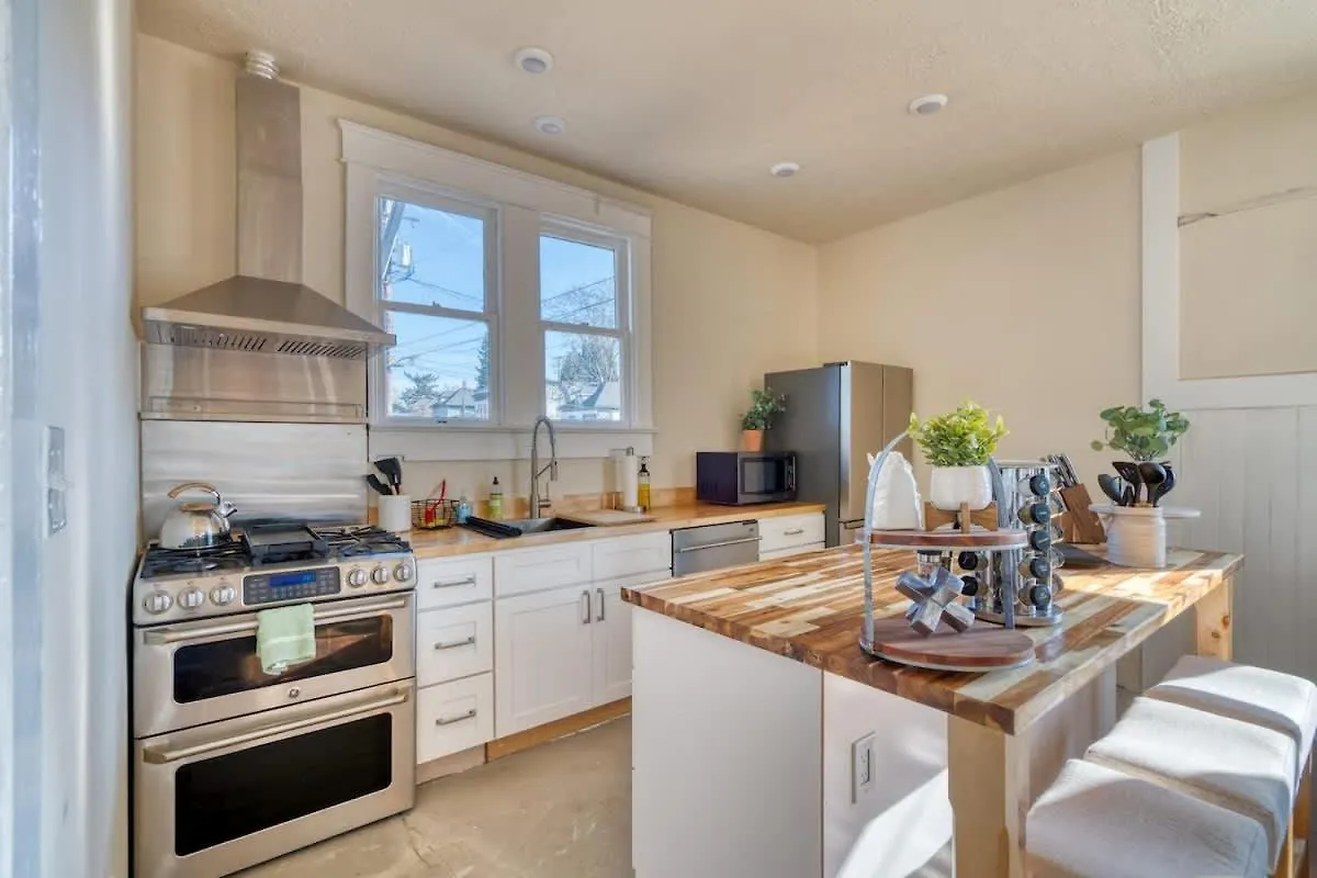 Stay Portland - Laurelhurst Dream On Restaurant Row - 97 Walkscore