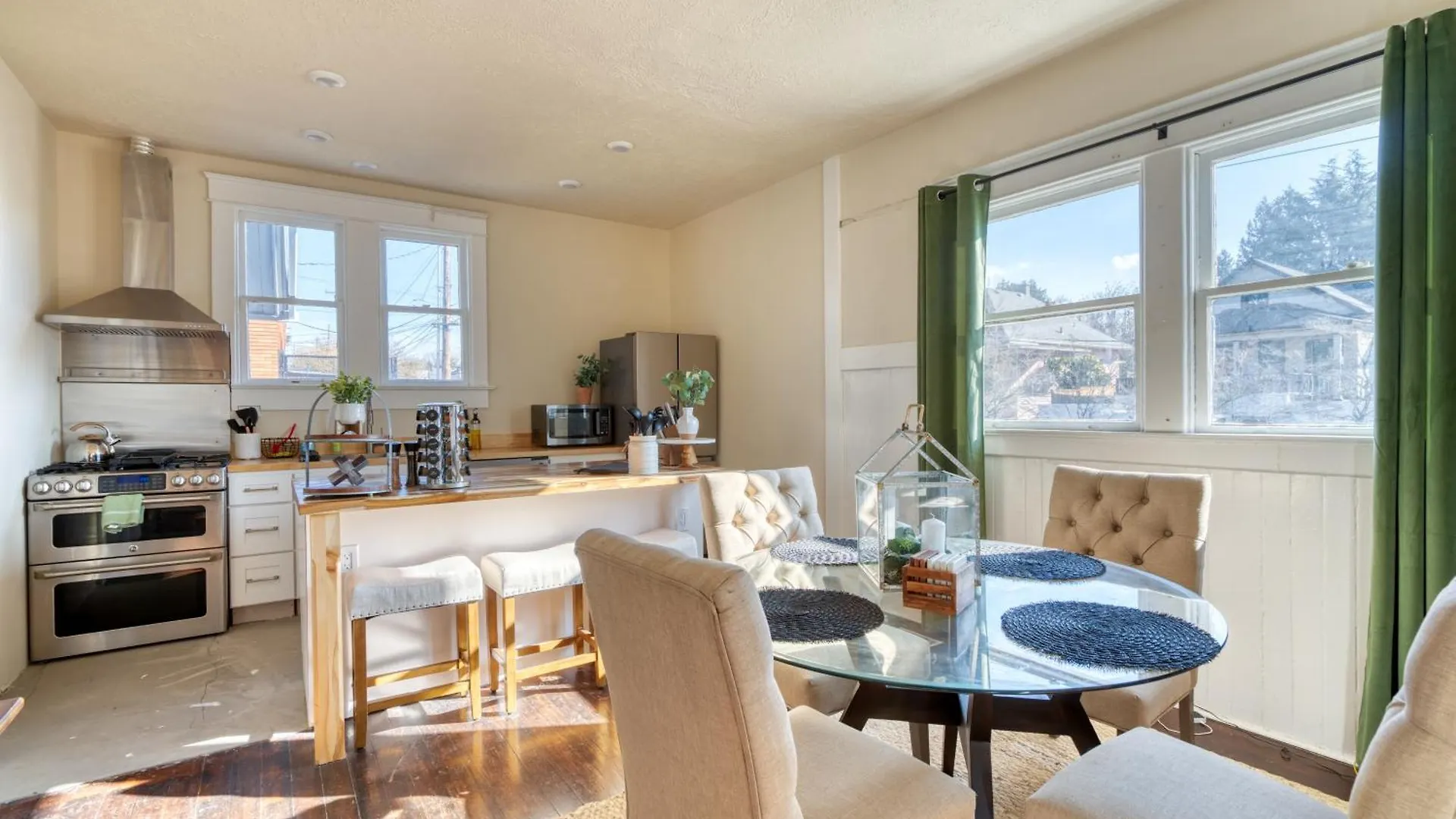 Stay Portland - Laurelhurst Dream On Restaurant Row - 97 Walkscore