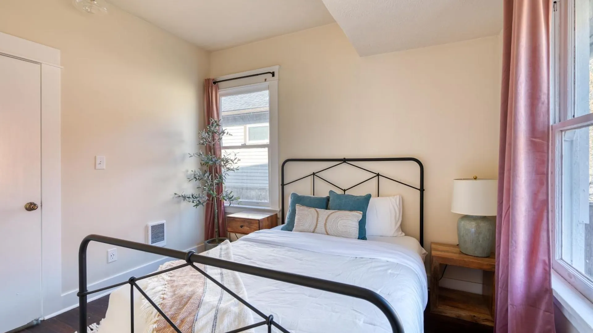 Stay Portland - Laurelhurst Dream On Restaurant Row - 97 Walkscore